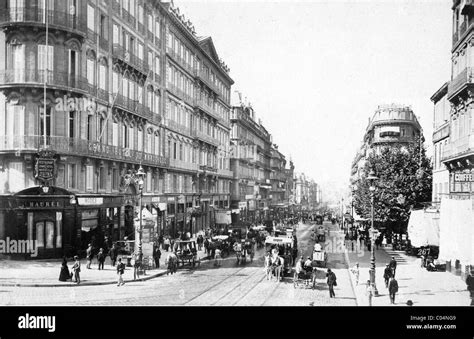 Scène de rue avec Horse Carts Tramways ou lignes de tramway le long