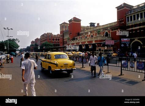 Howrah railway station Stock Photo - Alamy