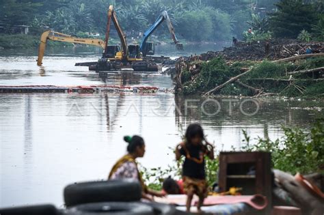 Pengerukan Banjir Kanal Barat Antara Foto