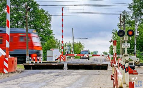 Почему на ж/д переездах в России водителям приходится ждать дольше, чем ...