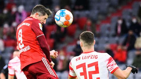 Tak strzela najlepszy napastnik świata Świetny gol głową