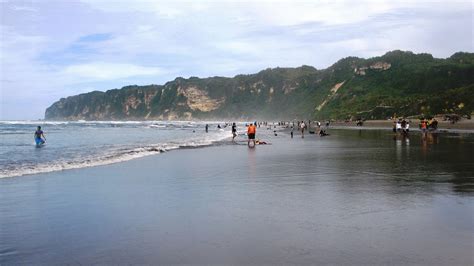 PANTAI PARANGTRITIS - Selalu Menjadi Tujuan Masyarakat Lokal