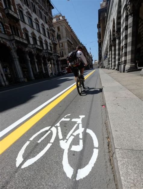 Via Xx Settembre Nasce Sotto Il Sole La Pista Ciclabile La Repubblica