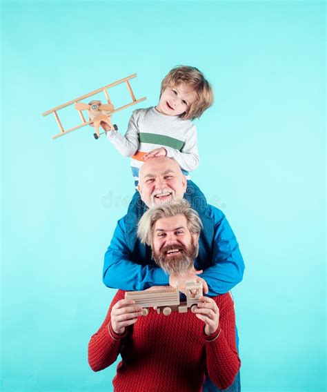 Padre E Hijo Jugando Con El Avi N De Juguete En El Estudio Concepto De