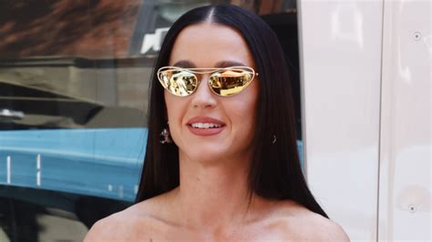 Katy Perry En Robe Transparente Dans Une Position Pour Le Moins