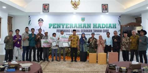 Pj Wako Padang Panjang Sonny Serahkan Hadiah Lomba Gerakan Tanam Cabai