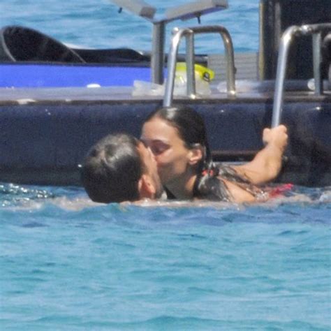 Marc Gasol y Cristina Blesa besándose en aguas de Menorca Foto en