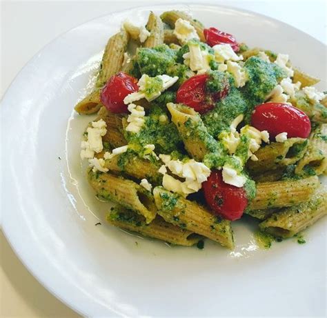 Vollkorn Pasta mit Pesto und Schafskäse