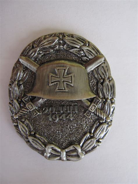 WH Verwundetenabzeichen Helm Schwert Eichenlaub EK 1944 Pin Wehrmacht