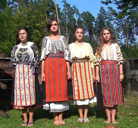 Branfetefront Traditional Romanian Folk Costumes From Bran Flickr