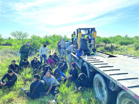 Immigrants Were Packed In Trailer Floor Officers Report From Traffic