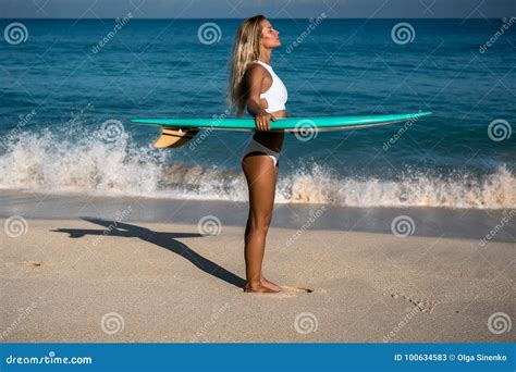 Mujer Joven Hermosa En Bikini Con El Tablero De Resaca En La Playa De La Isla Tropical Imagen De
