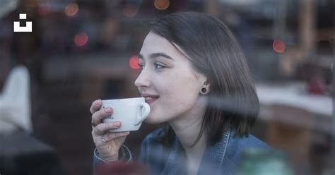 Femme Tenant Une Tasse De Thé En Céramique Blanche Photo Image