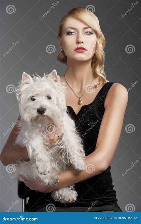 Fille Blonde De Vieille Mode Elle A Un Crabot Dans Des Ses Bras Photo Stock Image Du Fermer
