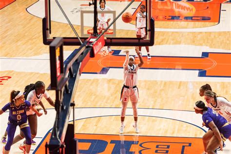 Illinois Womens Basketball Knocks Off No 12 Iowa In 90 86 Thriller