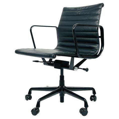 Vintage Aluminum Group Lounge Chair By Eames For Herman Miller At 1stdibs