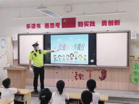 六一”儿童节来临之际 交警为小学生讲解交通安全知识 中国交通网 Traffic In China