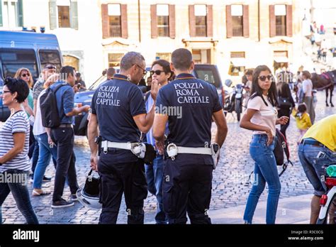 Las patrullas de policía italiana en el centro de Roma Lazio Italia