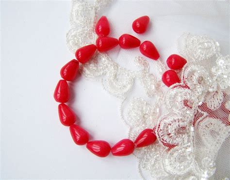 Украшения из нефрита: кому подходят и как выбрать и ухаживать