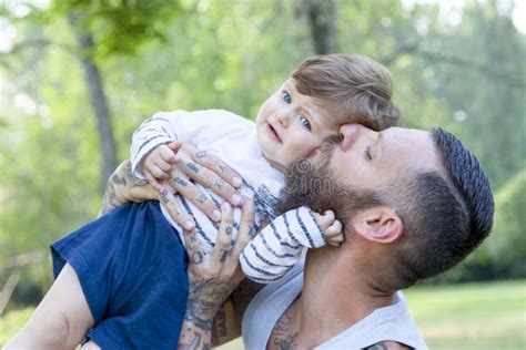 El Padre Tatuado Se Divierte Con Su Hijo Imagen De Archivo Imagen De