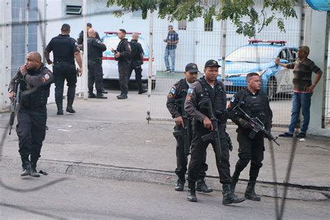 Operação policial no Complexo do Alemão dura cerca de 10 horas e deixa