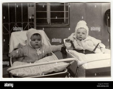 Baby Im Kinderwagen Der 1970er Jahre Fotos Und Bildmaterial In Hoher