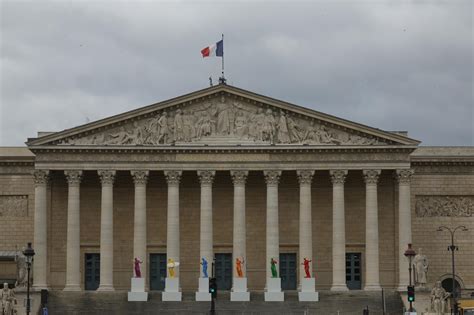 Macron urge a los franceses a tomar la decisión correcta tras el