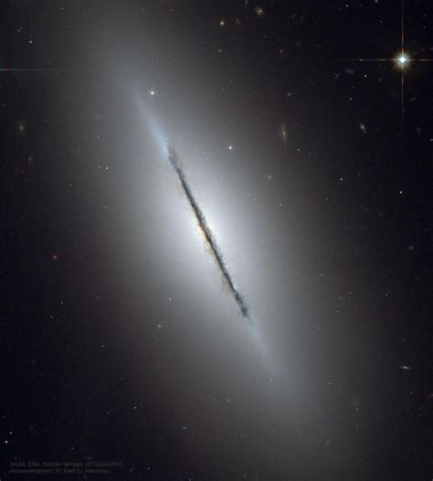 El Telescopio Espacial Hubble Captura La La Galaxia De Disco NGC 5866