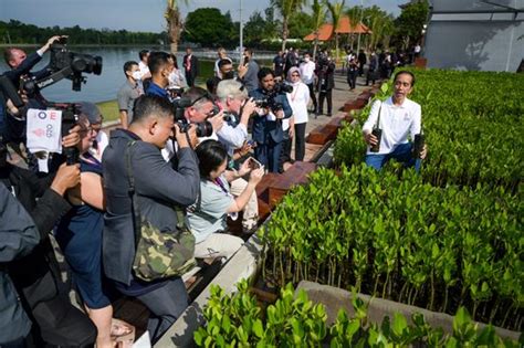 Indonesias President Joko Widodo R Shows Editorial Stock Photo Stock