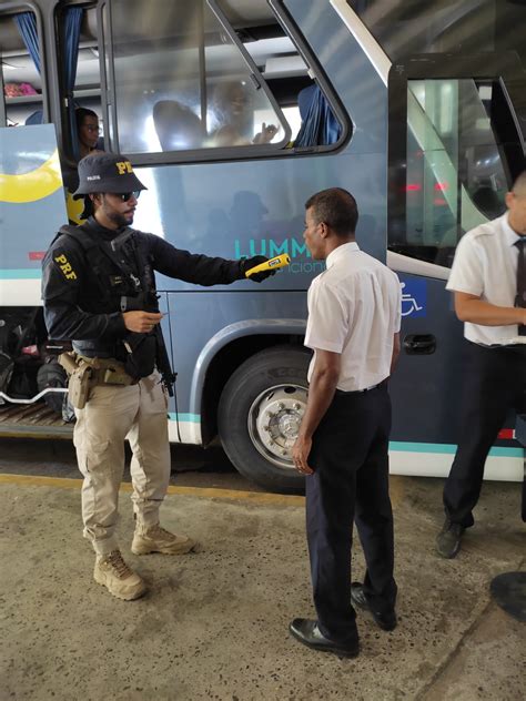 Pessoas Alcan Adas Durante A O Educativa No Terminal Rodovi Rio