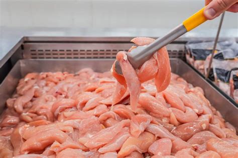 Alertă alimentară în România Produse din carne de pui contaminate cu