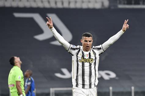 Com Dois De Cristiano Ronaldo Juventus Goleia Udinese No Italiano