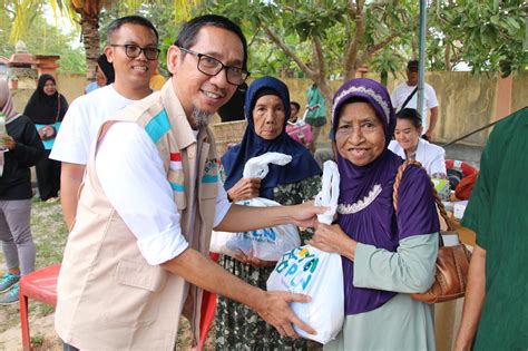 Salurkan Zakat Pegawai Pln Ybm Pln Babel Gelar Baksos Di Desa Tanjung