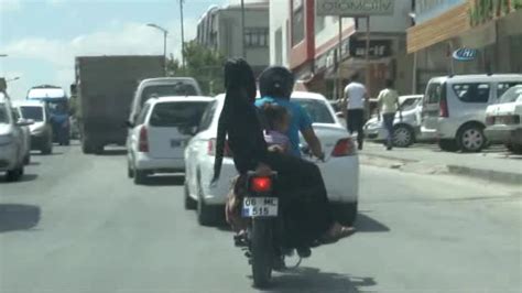 3 Kişilik Ailenin Tehlikeli Motosiklet Yolculuğu Kamerada Son Dakika