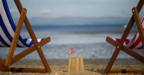 benefits  staying   uk    holiday