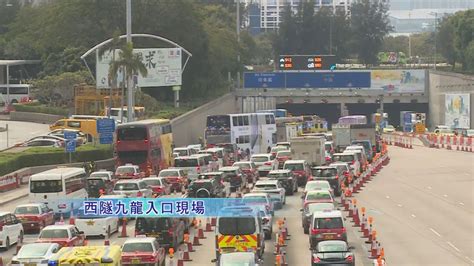 現場 西隧兩九巴相撞部分行車線封閉 三號幹線往港島龍尾至奧運站 無綫新聞tvb News