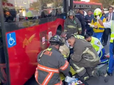 Operador de Metrobús atropella a mujer y queda debajo del transporte