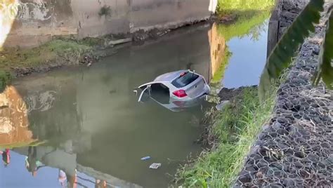 Motorista Perde Controle E Carro Cai De Ponte No Parque Ecol Gico De