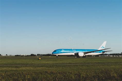 El Avión KLM Está Listo Para Despegar De La Pista Boeing 787 9 KLM