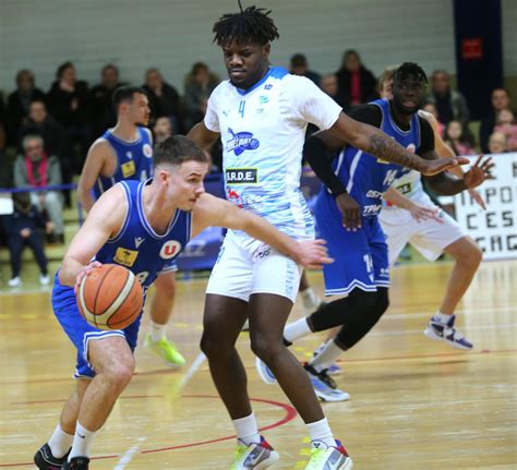 Photos Basket Ball N Masculine Mirecourt N A Pas Tenu La Distance