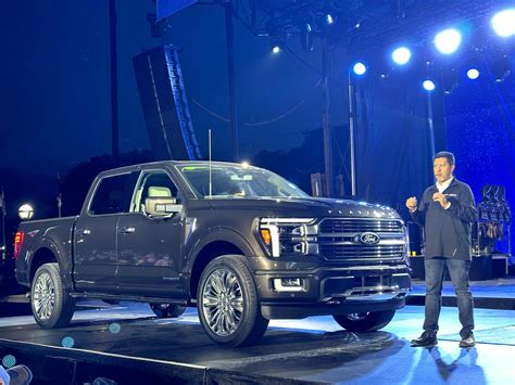 Ford muda o visual da F-150 e lança Raptor de 700 cavalos