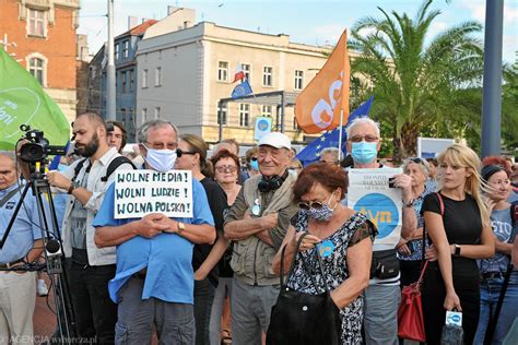 Protest przeciwko lex TVN w Katowicach Zebrało się około 300 osób