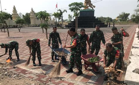 Peringati Hari Pahlawan Anggota Koramil Jebres Kerja Bakti Di Tmp