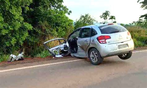 Condutor perde controle de veículo e colide em carreta em rodovia em