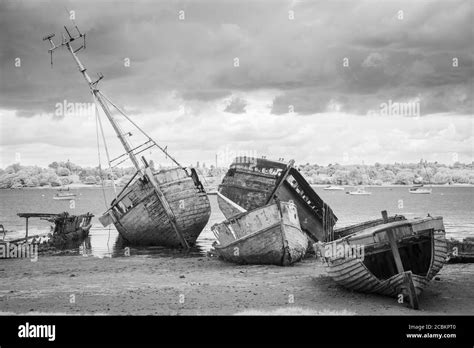 Old Wrecked Boats On The River Orwell Stock Photo Alamy