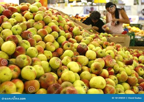 Clientes Que Hacen Compras Para Las Manzanas En El Supermercado Imagen