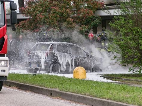 Ravenna Via Mattei Tampona Un Auto E Poi Il Fuoco La Distrugge Nessun