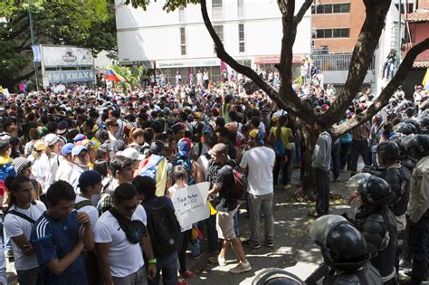 Ascienden A 13 Los Muertos Por Las Violentas Protestas En Venezuela