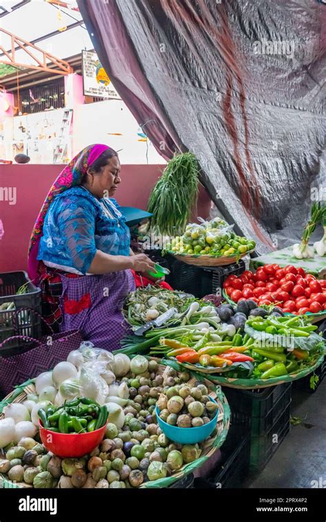 Una Mujer Ind Gena Zapoteca Vestida De Manera Tradicional Que Vende