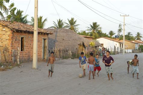 Jogar bola na rua é proibido pela Lei de Trânsito